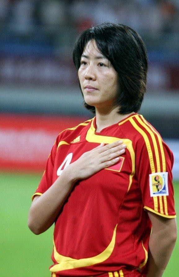中国U17女足刚以7比0狂扫萨摩亚挺进16强，按理说该是一片欢腾，可守在直播间的名宿却愣是高兴不起来。
半夜坐在解说席上的浦玮，话讲得相当直接，甚至带着几分恨铁不成钢的焦急。
比赛刚打到将近一个小时，咱们这边狂轰了快30脚射门，比分牌上却只换来5个进球。
浦玮在直播里反复敲黑板：很多脚处理球，