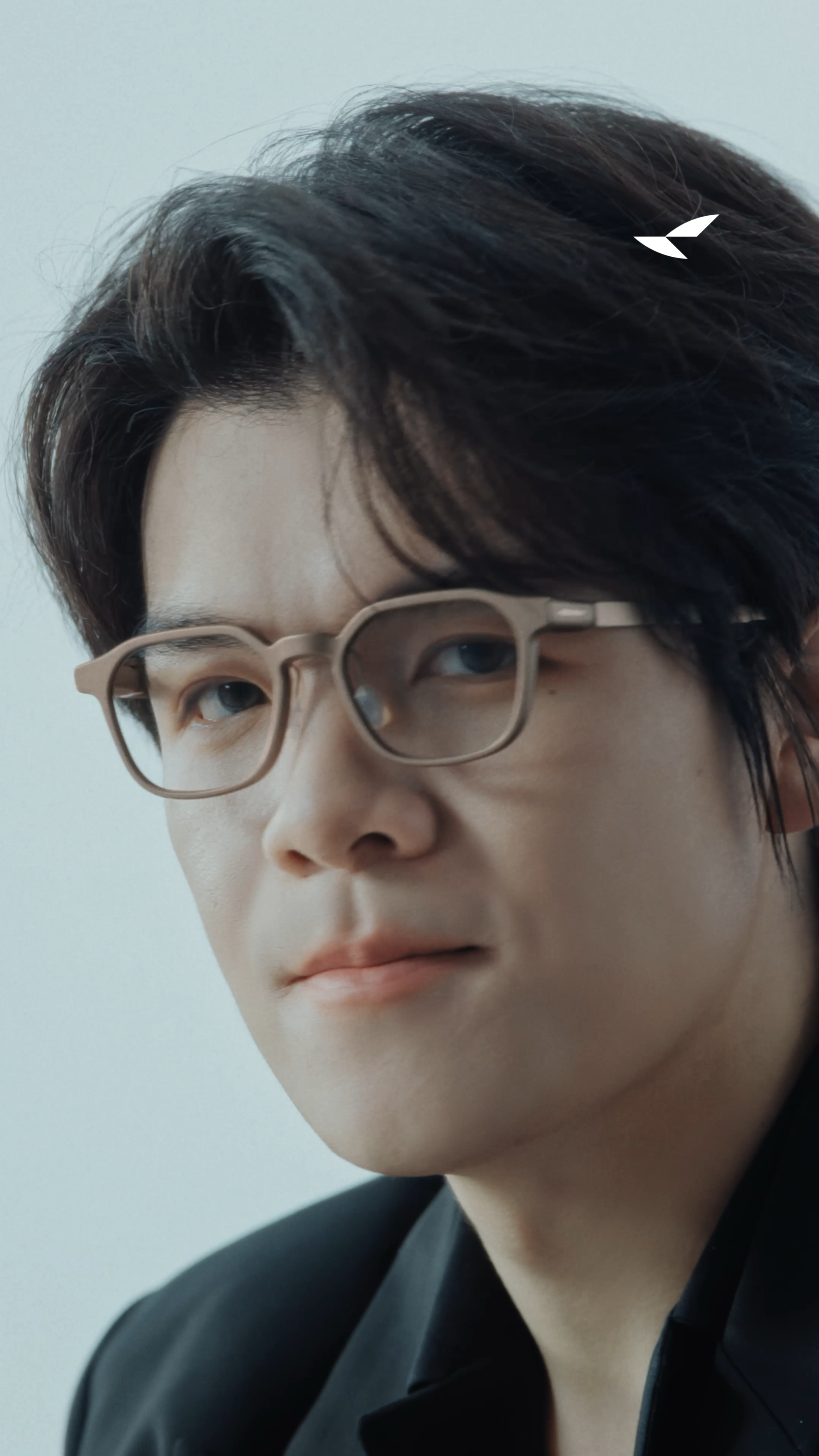 #柯洁指导AI下棋#一边听题一边研究棋局，柯洁看似随意的松弛感里，其实每一步都在飞速构思。AI或许能算出胜率更高的一手，但棋手却能读懂对手最不愿面对的选择
对柯洁来说，AI从不是替他做决定的工具，算法再强，决定棋局的有时是人对局势的理解，在冰冷的数据面前，这种属于人的“棋感”与心理博弈， ​