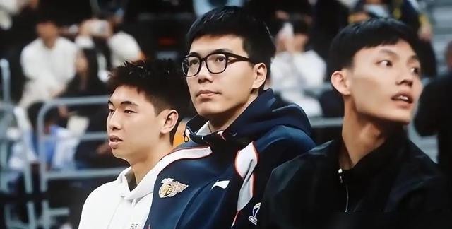 一张实力榜，徐杰第一，胡明轩排第十二。广东队还没打一场比赛，自家球迷先吵翻了。
这份榜单的来源是一个自媒体账号，标题挂着“广东男篮2026-2027赛季国内球员实力榜”。没有官方背书，没有评选规则，发布者是谁也说不清楚。但“第十二”和“第一”这两个数字挨在一起，评论区就只聊一件事：钱。
胡明轩拿的是