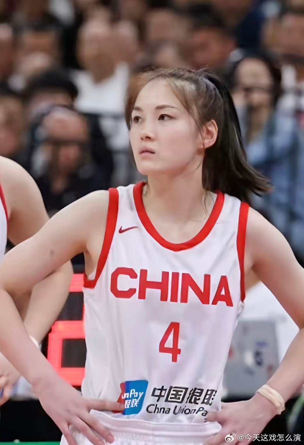 请教一下大家，是我的审美出问题了吗？我感觉女篮这个张曼曼很漂亮，实力也可以，打捷克关键三分球拯救球队，我看网上给她喷毁了，也没有一个人夸她好看啊，我咋看不懂呢[允悲][允悲] ​