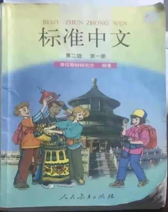 念咒似的“必须严惩，正义必胜，看好了小子硬笔之力“如何如何，让我想起弹幕里常有dirty talk 般要求一段视频变色变脸变发型反转镜像。  就，心即万物了，即便只是茅厕里的纸 ​