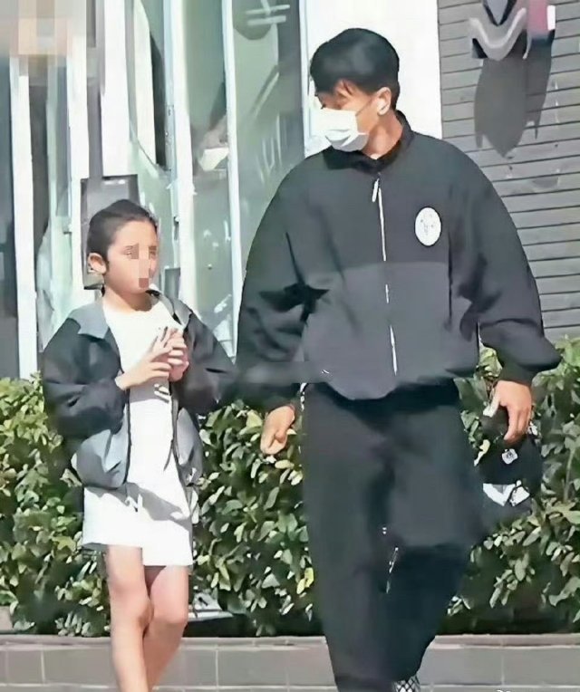 没想到小糯米已经十二岁了，孩子平时基本都是刘恺威负责接送，每天都会出现在学校门口，陪伴着她上下学。 ​​​