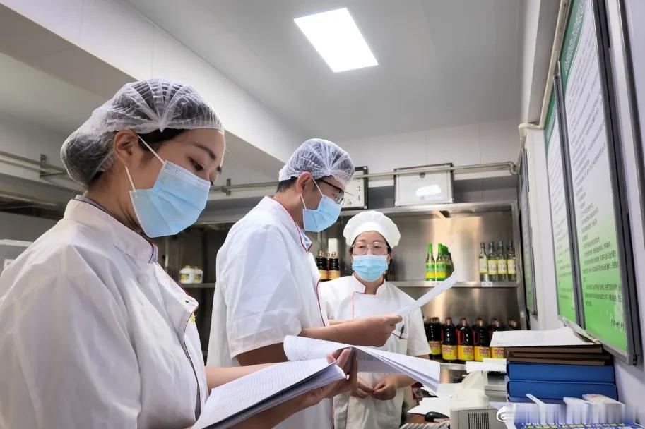 【守护开学“第一餐” 市场监管部门聚焦关键环节开展专项检查】新学期伊始，各区市场监管局聚焦校园食品安全关键环节，全面开展监督检查，为广大师生饮食安全保驾护航。

滨海新区局

滨海新区市场监管局指导辖区学校（含托幼机构）食堂、校外配餐企业、食堂承包经营（委托服务）企业从业人员开展食品 ​