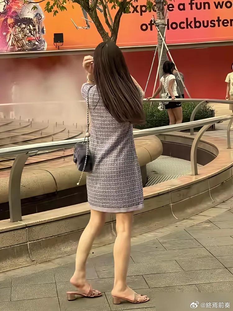 方媛脚上那双爱马仕拖鞋，小一万逛迪士尼磨出血。网友扒出来了，这种鞋新的...