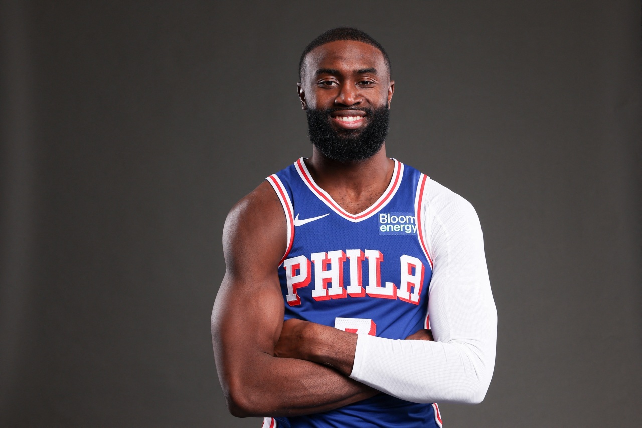 布朗这句话戳中NBA软肋：教练不敢管老大，怕丢工作

杰伦-布朗最近聊到一个挺敏感的话题，NBA教练和球队头号球星之间那层窗户纸。他的意思很直接：有些教练不太敢对球队老大提硬要求，因为一旦处理不好关系，走人的可能是教练自己。

布朗把话摊开说了，联盟里牵扯太多金钱和情绪，人情世故少不了。教练害怕挑战