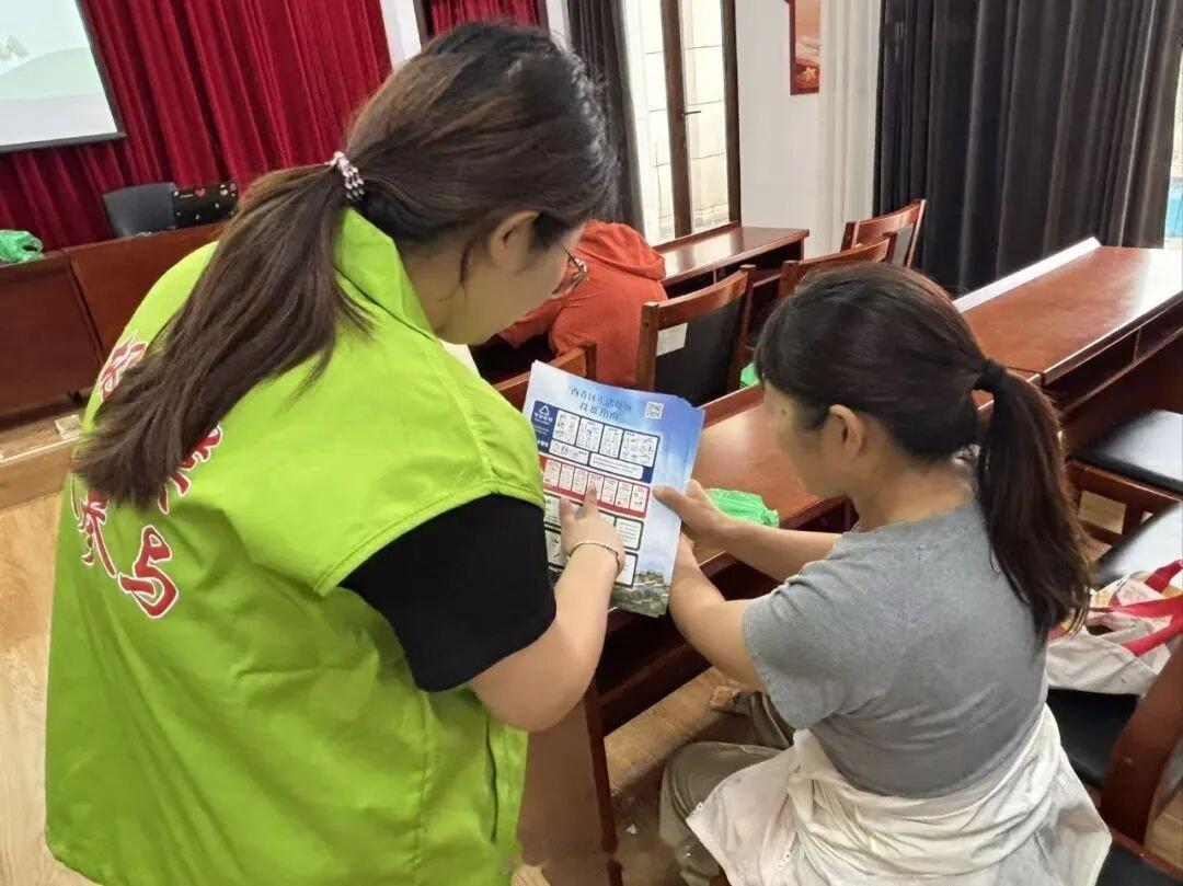 【垃圾分类入民心 文明新风润邻里——李七庄街道在锦程嘉苑开展垃圾分类主题宣传活动】#文明西青# 为进一步普及垃圾分类知识，引导社区居民养成自觉分类、精准投放的良好习惯，李七庄街道在锦程嘉苑社区开展垃圾分类主题宣传活动，让绿色文明理念走进群众、融入生活。 ​