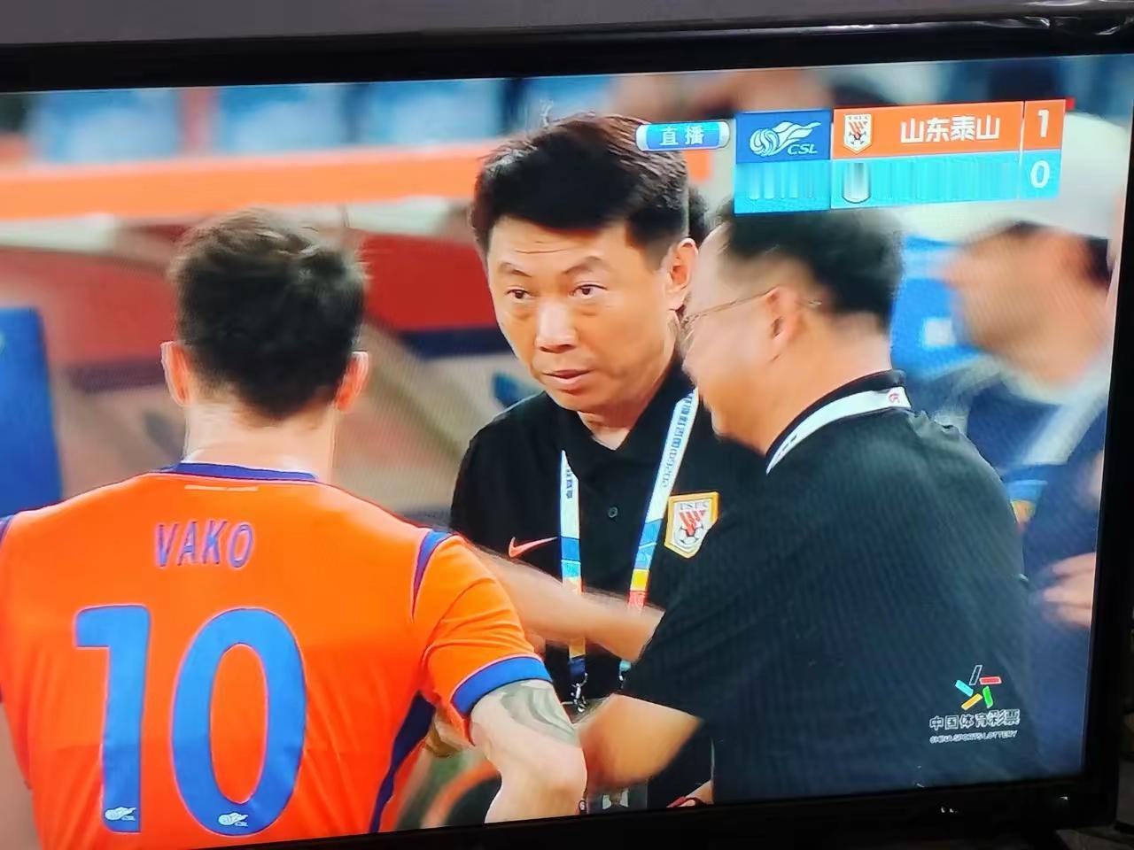 0-3，主场被海港打穿，泰山足协杯出局，争冠梦碎。
代理主帅唐田，上任时4胜1负，客场掀翻海港，一度把球队拉到联赛第二。
然而对手经过研究，球队中场失控、依赖外援、进攻套路单一的问题，完全暴露出来。
如今间歇期，主力被国字号抽走，泽卡赛季报销，克雷桑停赛。
从换帅如换刀到转正成疑，也就一个多