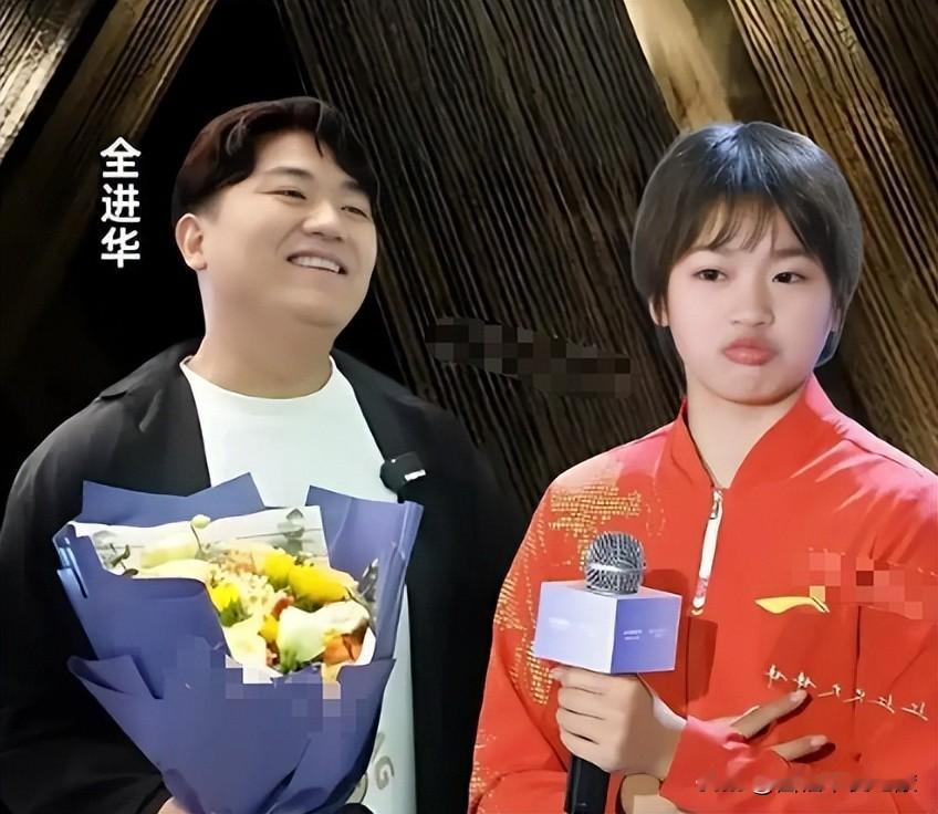 全进华这个人，

越看越明白，

他的口碑根本不是张家齐家的争议“抬”起来的。

不少人看完《我家那闺女2026》，急着把两个冠军家庭放在一起比较，好像非得踩一个，才能夸另一个。

可全进华得到认可，靠的是他自己的选择。他做助农直播，承认妹妹的关注给自己带来了帮助，也公开说过：“我妹的钱是我妹的钱，