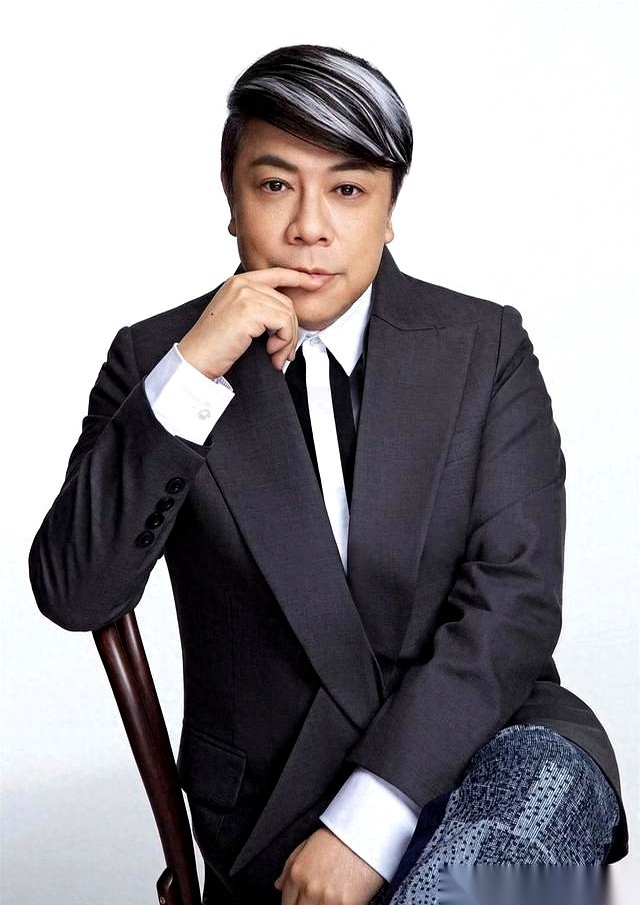 2013年第50届金马奖上，蔡康永对着台上颁奖的黄渤说出“这是我家，不是你家”。
这八个字一出来，台下的刘德华马上探着身子皱起眉头，旁边的张曼玉也收起了脸上的笑意。
郑裕玲开头挑起的这顿关于睡衣穿搭的打趣，最后全靠一件红毯礼服和一匹马来收场。
几百号电影圈的人坐在下面看着，直播镜头也死死怼着。这关不