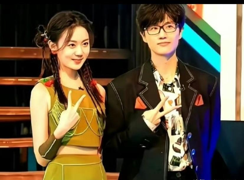 全网都在催许嵩和冯禧官宣，人家偏不！
9月12日深圳海边婚礼的传闻从广东IP网友的口述里炸开，说“亲眼所见”的人一个接一个，可截止到现在，没有现场照片，没有请柬，没有交换戒指的画面，许嵩本人、冯禧、双方工作室全部沉默。从2022年《你好，星期六》冯禧在台上红着眼眶说“小学就听他的歌”，到一个月后被拍