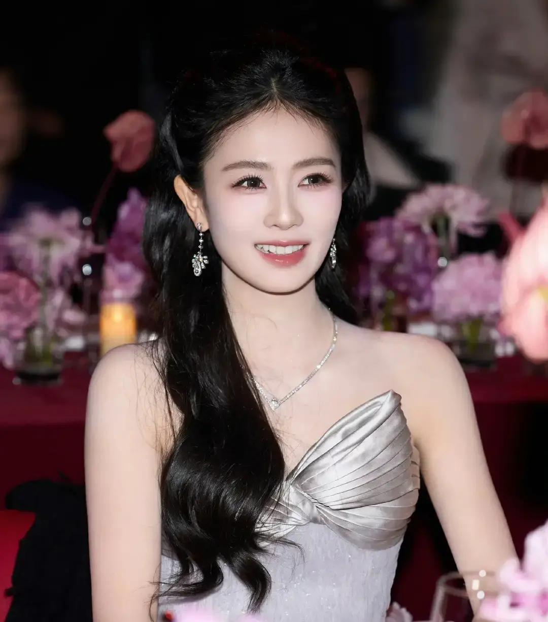 井柏然这回算是把宝全押在央视一套的黄金档上了，就指望着借正剧彻底撕掉偶像标签。
可现实往往很骨感，上一部戏播完热度看着还行，实际转化率却挺尴尬，杂志销量平平，粉丝黏性也没提上去。戏刚收官他又大大方方跟刘雯同框亮相，剧粉和CP粉当场散了大半。手里这两张上星底牌要是再砸不出水花，后面的路可就真难走了。