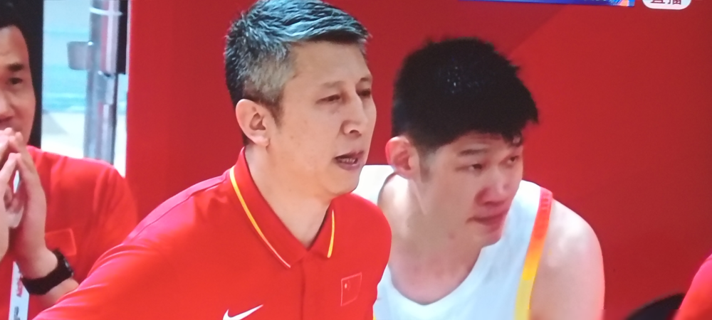 郭士强手里没牌了，三号位直接塌了。朱俊龙拉伤，赵嘉义打不了，李弘权也歇了，淘汰赛就剩王俊杰一个人硬顶。
可日本队不跟你讲情面，逮着你锋线矮、篮板弱往死里凿。郭士强被逼着摆三后卫，身高吃亏，侧翼被捅成筛子，最后77比97，20分惨败。
赛后他说，我不给自己打分，也不给队员打分。这话听着体面，其实就