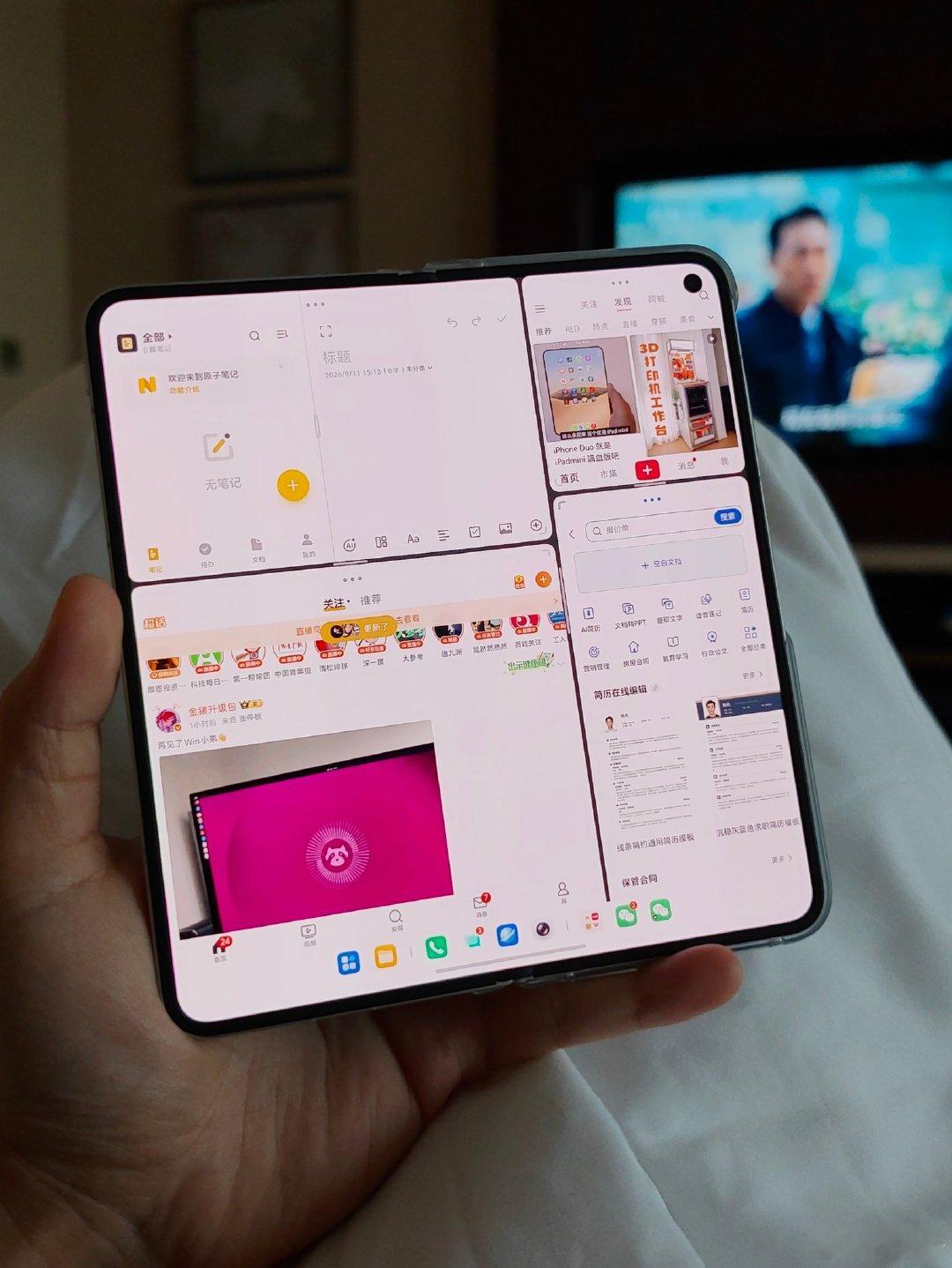 忙完最近的工作，才用上vivo X Fold6折叠屏！

四分屏真不错！后面出差都带着了！舒服！[好喜欢][好喜欢][好喜欢]  ​