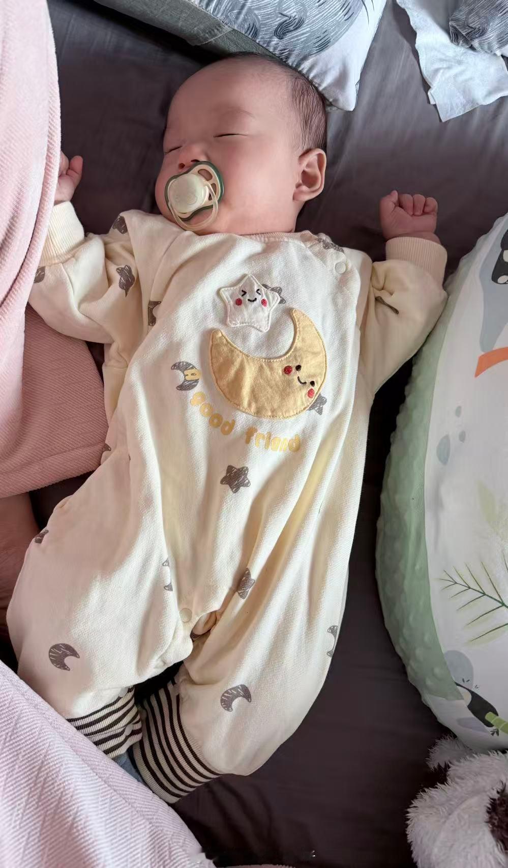 一岁的小孩👶🏻真是藏不住心事，他想做坏事的时候就已经再发笑了，比如他想来踩我的鞋，还没开始踩就已经笑的哈哈哈[允悲]还有他不想理你就直接别过头去，任凭你怎么喊，都不答应。一旦你手里有吃的，他就开始“妈妈妈妈”变成大孝子！（图文不符，照片是宝宝大概四五个月大的时候） ​​​