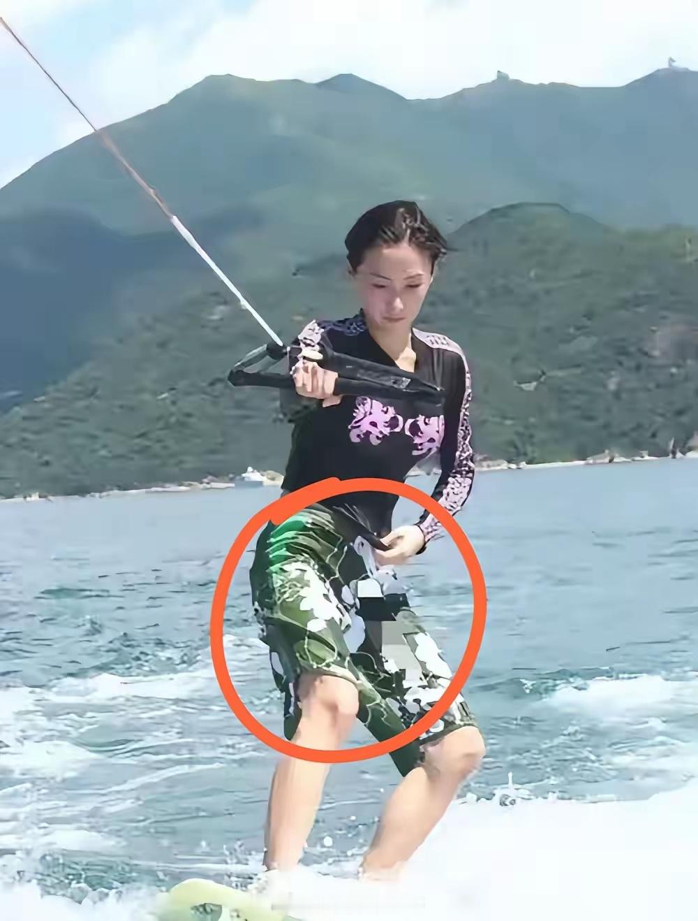 我闺蜜是健身教练，
她跟我说了句大实话，
她说，张柏芝冲浪有人竟然说是摆拍？这事儿压根不可能假。
​她说，你看那张图，她身体微微前倾，膝盖弯曲，重心压得特别低，这是在对抗船拉过来的力。小腿也在发力蹬板，整个人是一个随时准备发力的姿态。
​腰腹核心是绷着的，不然那个角度人直接被拽进水里 ​