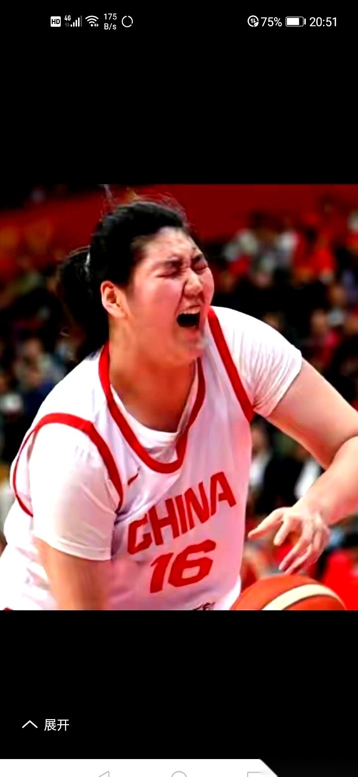 四连败！对，你没听错，咱们寄予厚望的中国女篮，硬生生吞下了热身赛四连败。
输给意大利，我认了，人家确实硬，又是客场。
但连波多黎各和尼日利亚都能在咱们头上大比分赢球了？
看着比分牌，我这心里真的是，又憋屈，又心疼。
心疼谁？张子宇啊！
这妹子现在简直成了咱们唯一的“速效救心丸”。外线投不进，锋线没火