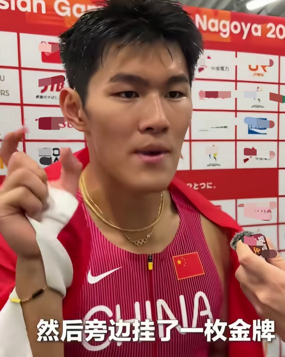 现在的年轻中国运动员，简直口无遮拦，面对记者镜头，啥话都敢说，从不藏着掖着，这点简直太爽了！ 
 
9月27日晚，名古屋下着雨，20岁的陈圆将在男子110米栏决赛跑出13秒15，替中国队拿回阔别一届的亚运金牌；冲过终点后，他朝着全场喊出了“中国第一”。
 
赛后采访里，他把赛前那点不痛快也讲了出来：