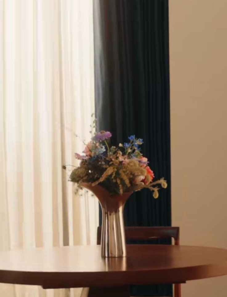 #优雅大使赵丽颖# 
这物料藏的着实有点久啊，工作室3月份发的花絮图[点赞] ​