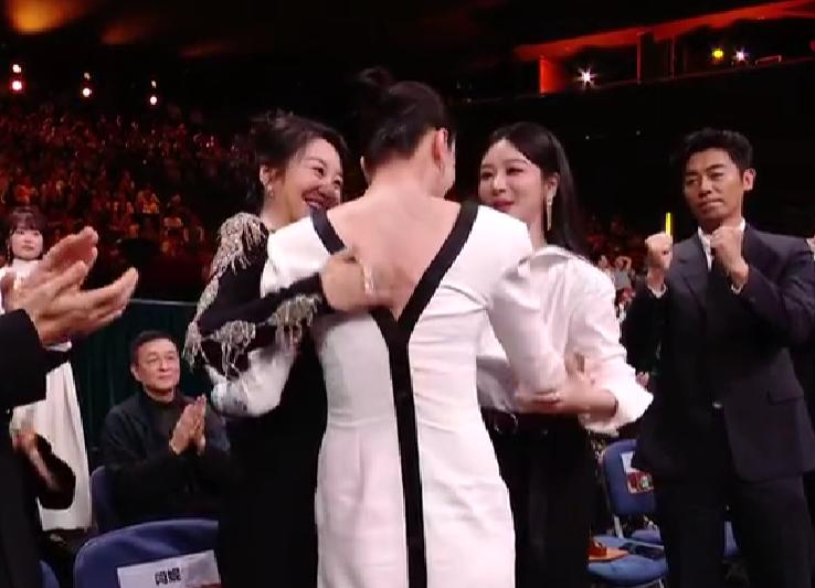 宋佳这个金鹰视后，是把“张桂梅”三个字扛在肩上走上去的！
第33届金鹰奖昨晚在长沙颁出，宋佳凭《山花烂漫时》里的张桂梅一角拿下最佳女主角，这是她继白玉兰之后在同一角色上二度封后。说实话，英模题材是表演里最容易翻车的赛道，原型家喻户晓，观众心里早有一杆秤，演过了是煽情，演不到位是敷衍。宋佳的处理方式是