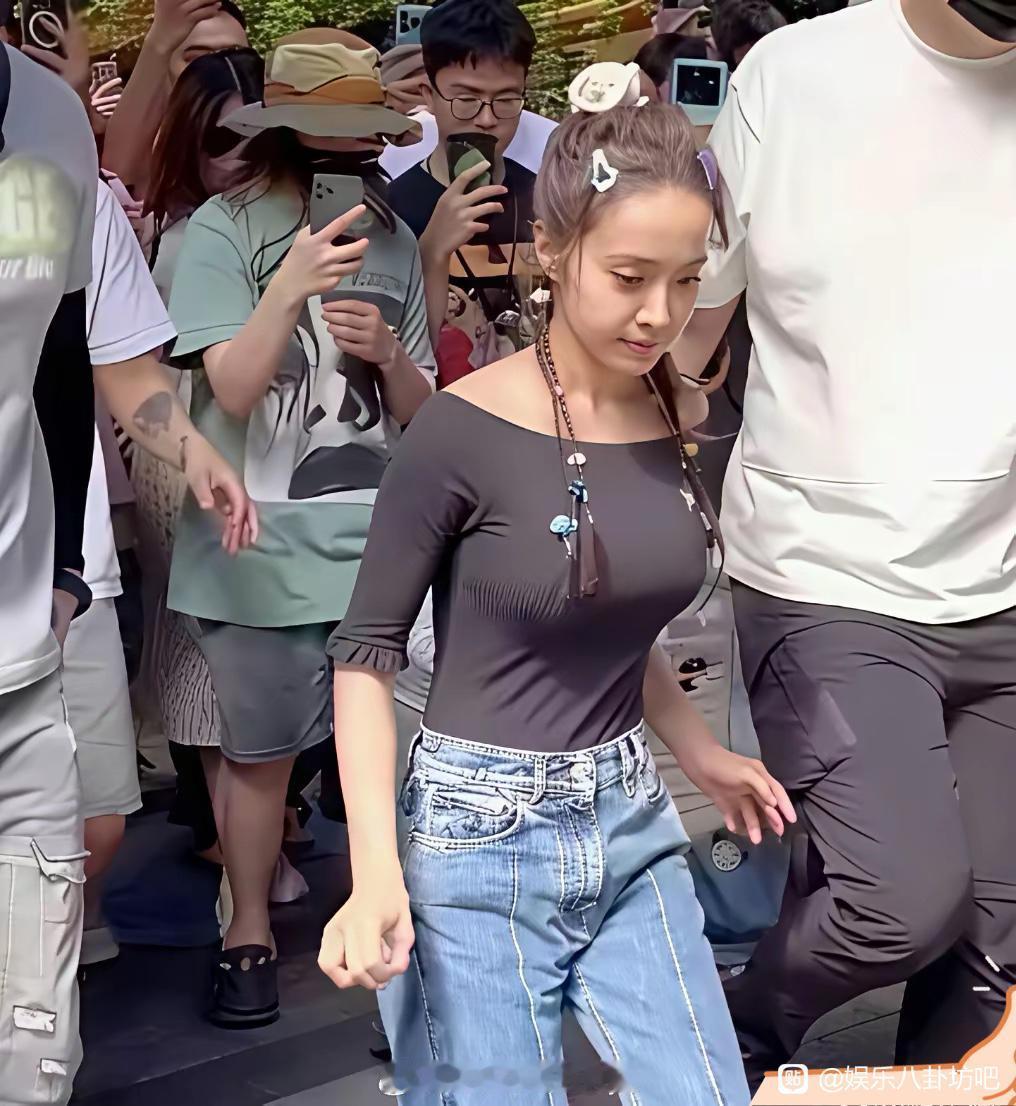 快50岁了还跟少女似的
说周杰伦不后悔我真不信。
蔡依林这状态确实绝，个子不高但一点不干瘦，整个人看着就是年轻 ​