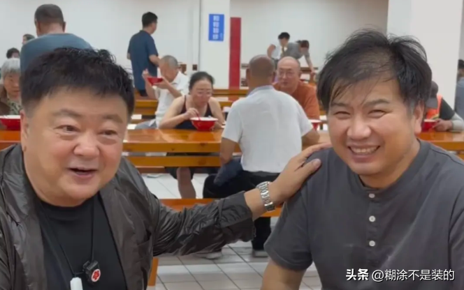 张清是谁？
还记得《武林外传》里那个乞丐吗？他就是张清。但他在郑东新区开的《吾家素食》饭店你可能不知道。这是个爱心饭店，付款随自愿，无钱可免费。开业六年了，他自己却十分节俭，六年加一块买衣服不到一千元。满满的正能量，为张清点赞张清爱心食堂 张清免费餐厅 
资料来源于网络侵删