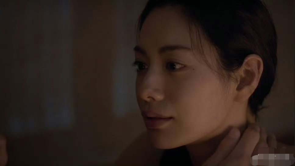 多年挚友突破尺度合作！池昌旭林珍娜新剧大尺度戏份引热议
 
近期Netflix19禁新剧《挑情丑闻》重磅开播，池昌旭与林珍娜的搭档合作迅速引爆全网。两人本是演艺圈相识多年的资深挚友，私下相处默契十足、交情纯粹，是公认的“铁瓷”好友。此次首度搭档挑战大尺度古装题材，突破性的全裸出镜戏份，让二人的多年私