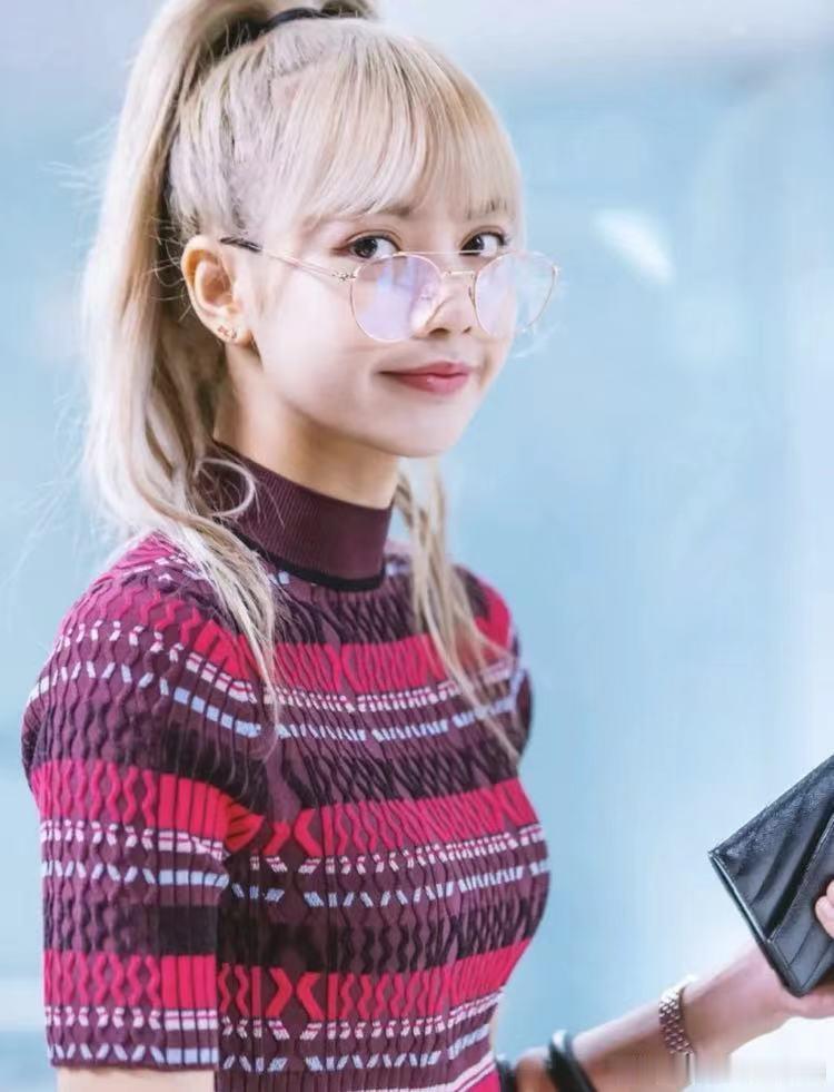 #LISA[超话]##lisa# 眼镜莎 ​