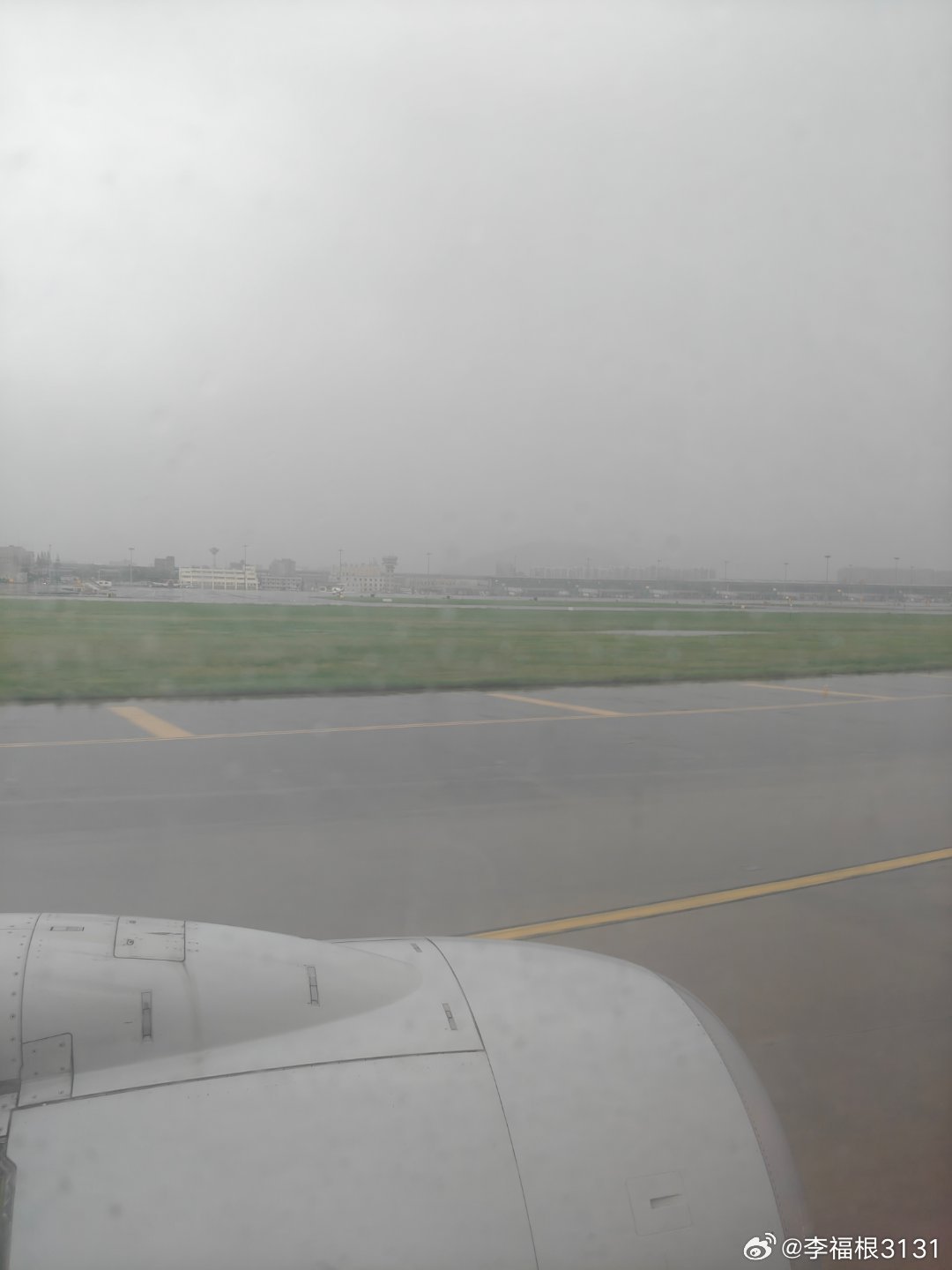 我真服了，这大雨，高铁全停运，到跟前儿了回不去还得住一宿 ​