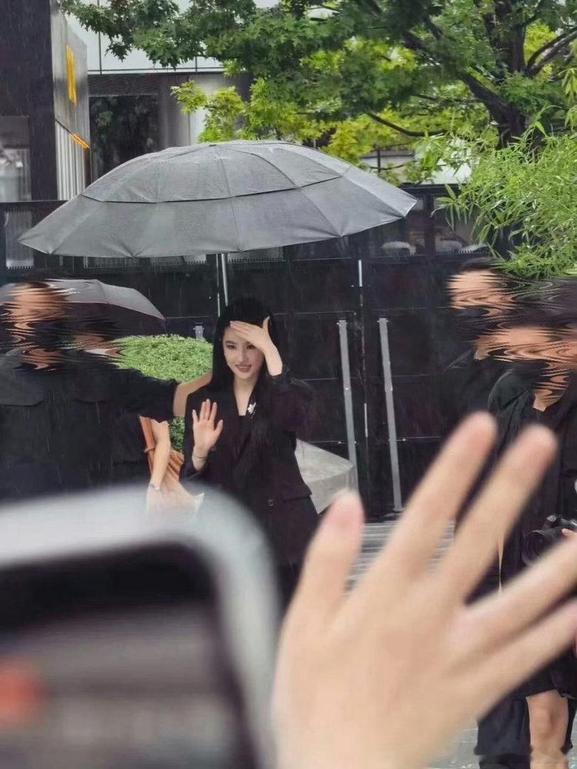 #刘亦菲撤回一个插兜#🖤一身利落黑西装气场全开，女总裁氛围感拉满，插兜落空的小细节可爱感爆棚。 ​