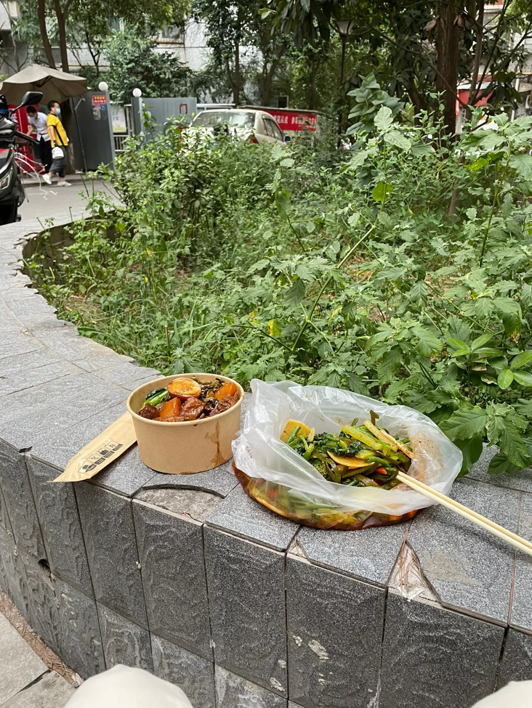 西安疫情｜尴了个大尬花坛吃饭