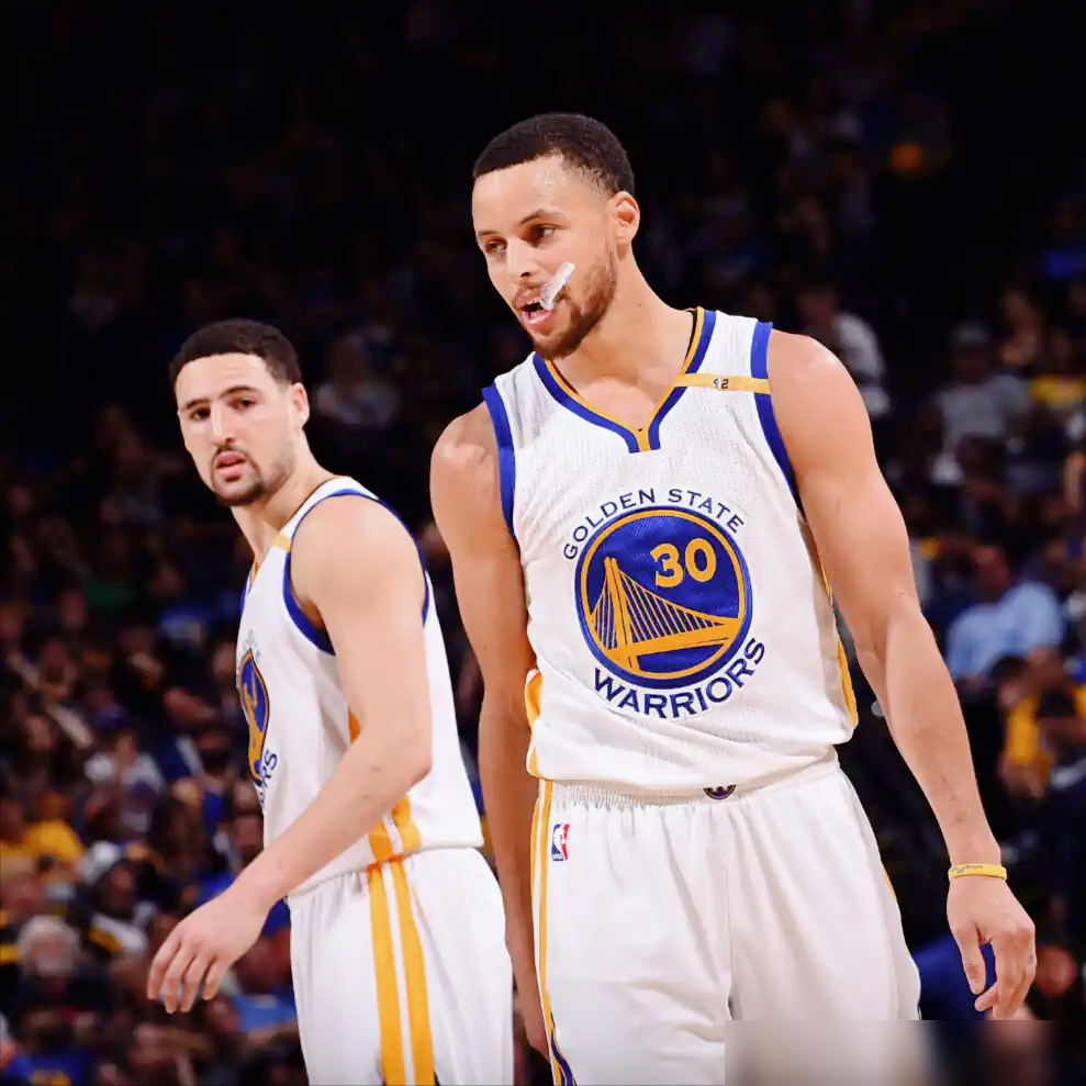 别再吹汤普森的防守了，现在对手一步就能把他过掉，防守效率值117.8...