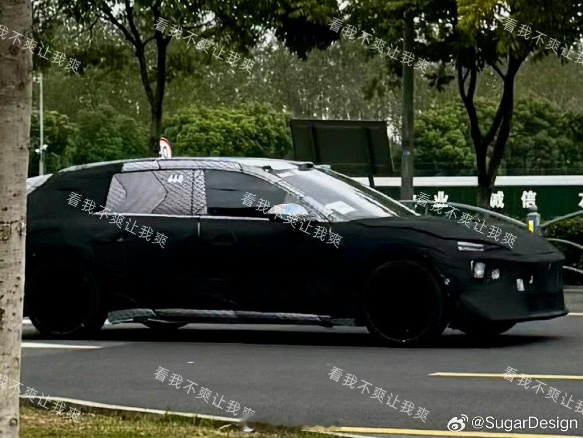 网友拍到了蔚来新旅行车的最新谍照，应该就是下一代 ET5T 了，从谍照看新款车型的 L113 和后悬长度要比现款来得更长一点。所以整车造型应该会更舒展一点。

实车亮相应该是要在明年了，不知道今年的 NIO Day 会不会提前让这款车和大家见面呢？

#蔚来##42how##新能源汽车# ​