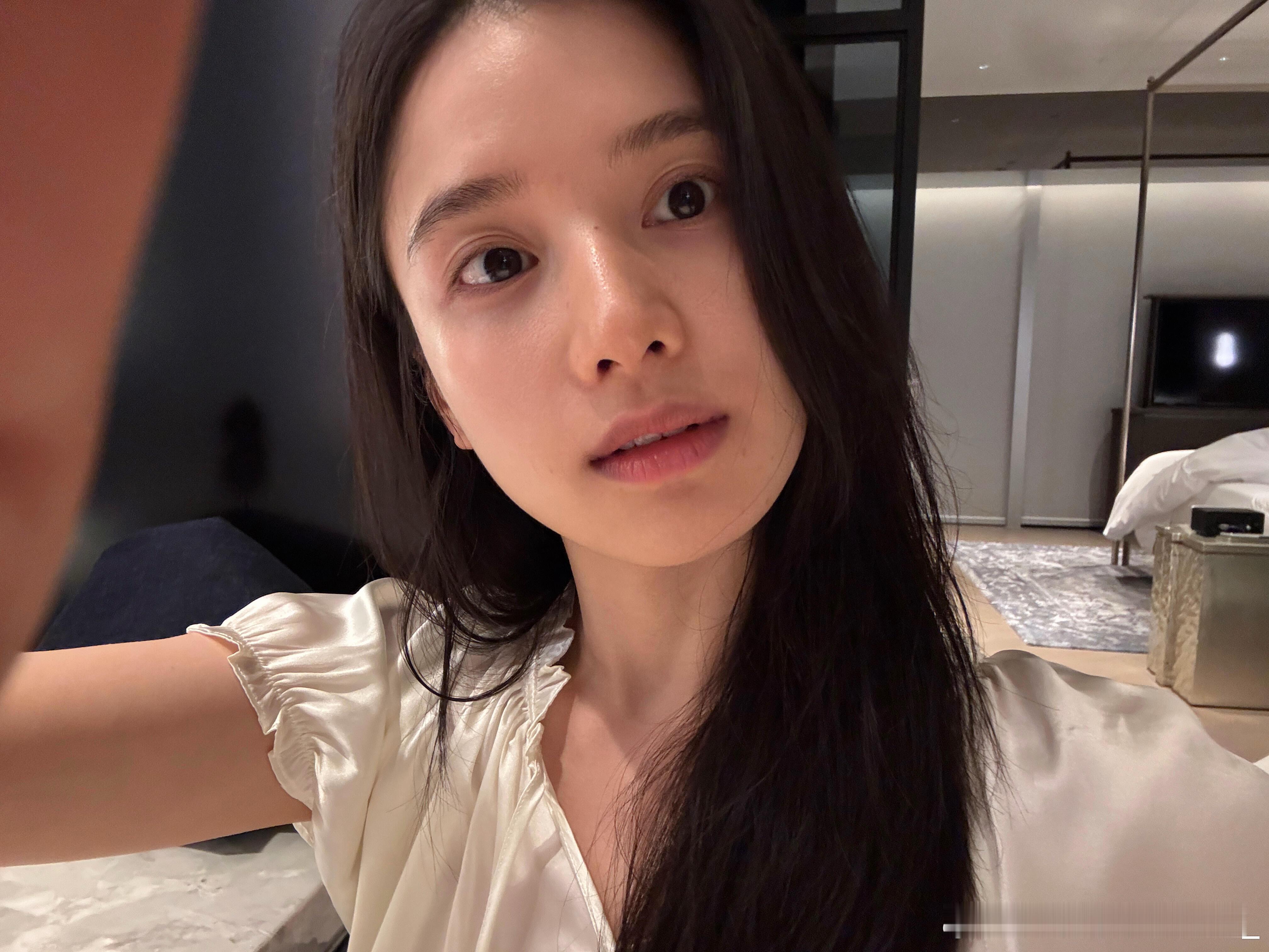 #张婧仪[超话]##张婧仪千百度品牌代言人##张婧仪比亚迪秦MAX代言人##songmont品牌大使张婧仪##张婧仪浪莎品牌代言人#
“你是我的盛夏晴空，也是我的雨后斜阳。”"𝓨𝓸𝓾 𝓪𝓻𝓮 𝓶𝔂 𝓼𝓾𝓶𝓶𝓮𝓻 𝓼𝓴𝔂 𝓪𝓷𝓭 𝓶𝔂 𝓼𝓮𝓽𝓽𝓲𝓷𝓰 𝓼 ​