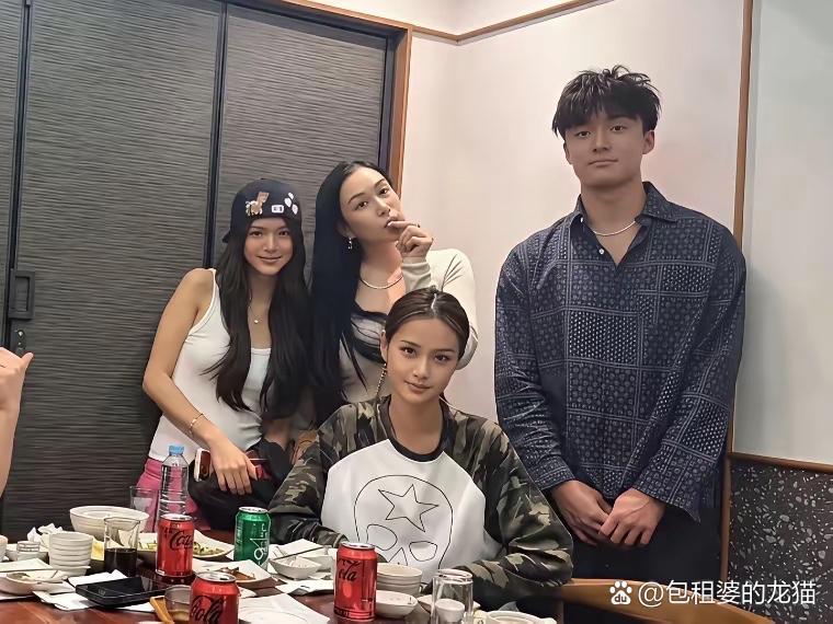 钟丽缇和张伦硕带着二女儿的男朋友一块儿家庭旅行了。最右边那个高高大帅的男孩就是Jaden的男朋友，俩人谈了好一阵子了。 ​