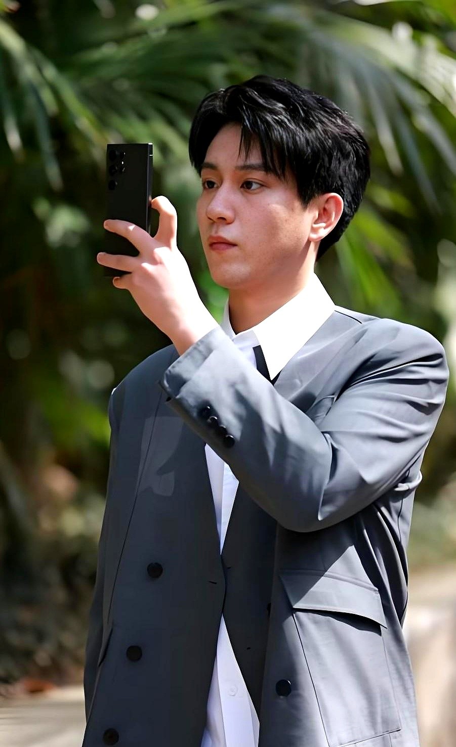 本想看老戏骨飙戏，双眼却被一个没听过名字的年轻人死死黏住。

屏幕里那个叫曹信的家伙刚出场，我心里直犯嘀咕：这小伙长得也太普了吧？可连刷几集后，我半夜捧着手机疯狂搜他的名字，王子奇。

没有挤眉弄眼的做作，也不搞花言巧语那一套。他往镜头前一杵，脊背挺直，眼神透亮。演个踏实懂事的后生，连皱眉都透着股干
