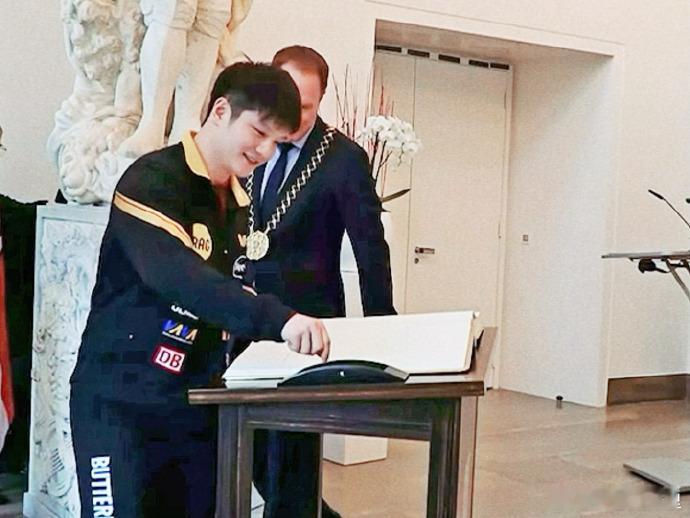 樊振东正式亮相德国杜塞尔多夫俱乐部,发布会上全程英文发言,直接上热搜。

国乒绝对主力登陆欧洲职业联赛,这步棋挺关键——对个人是新挑战,对乒乓球职业化、国际化交流也是标志性一幕。语言关都自己扛下来了,这态度就没得说。

有人说"出去了才懂差距",也有人觉得"国内联赛更卷"。其实职业化本来就是双 ​