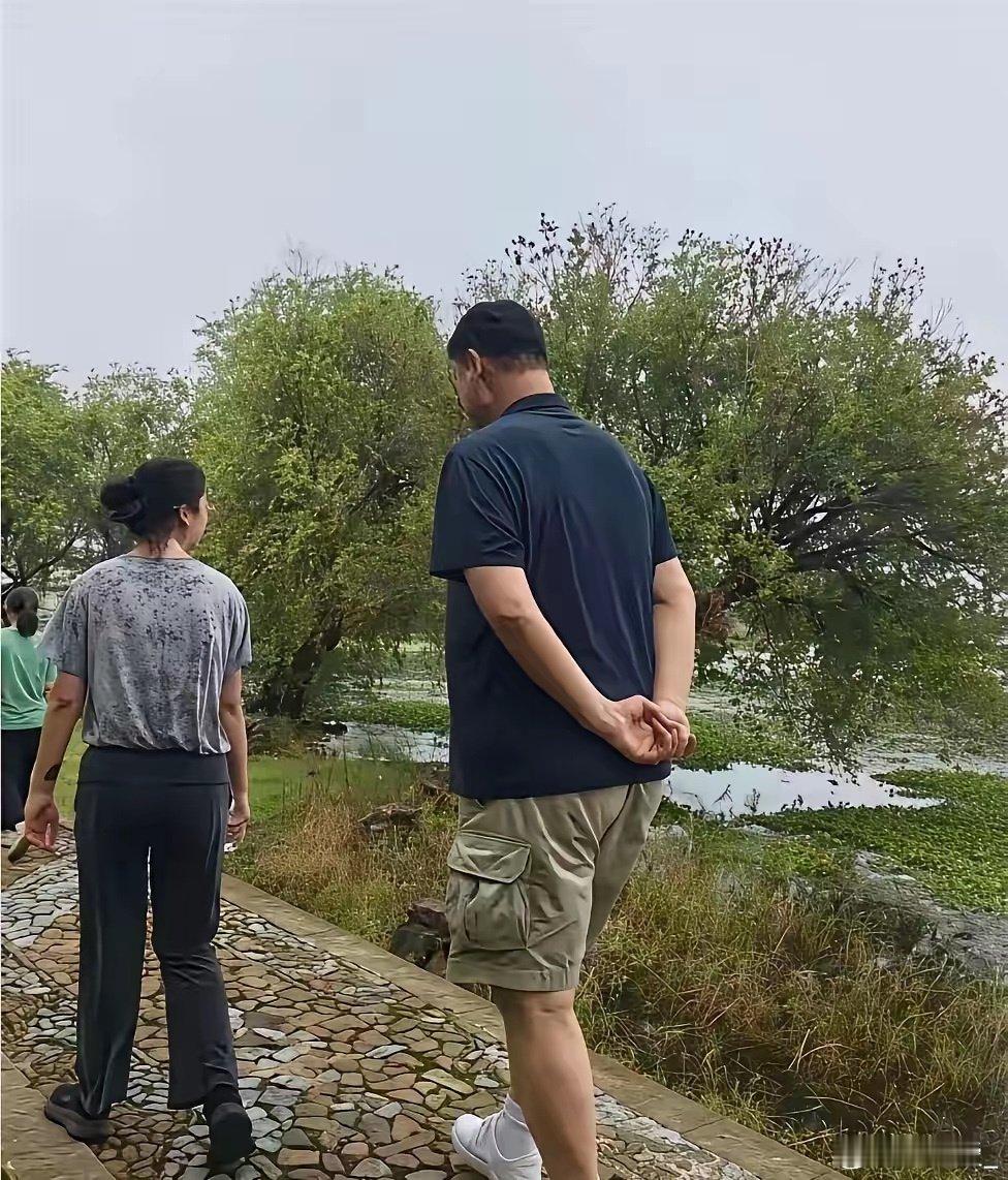 姚明女儿16岁逼近2米，这基因太绝了！在爸爸面前像小孩，站人群中妥妥的...