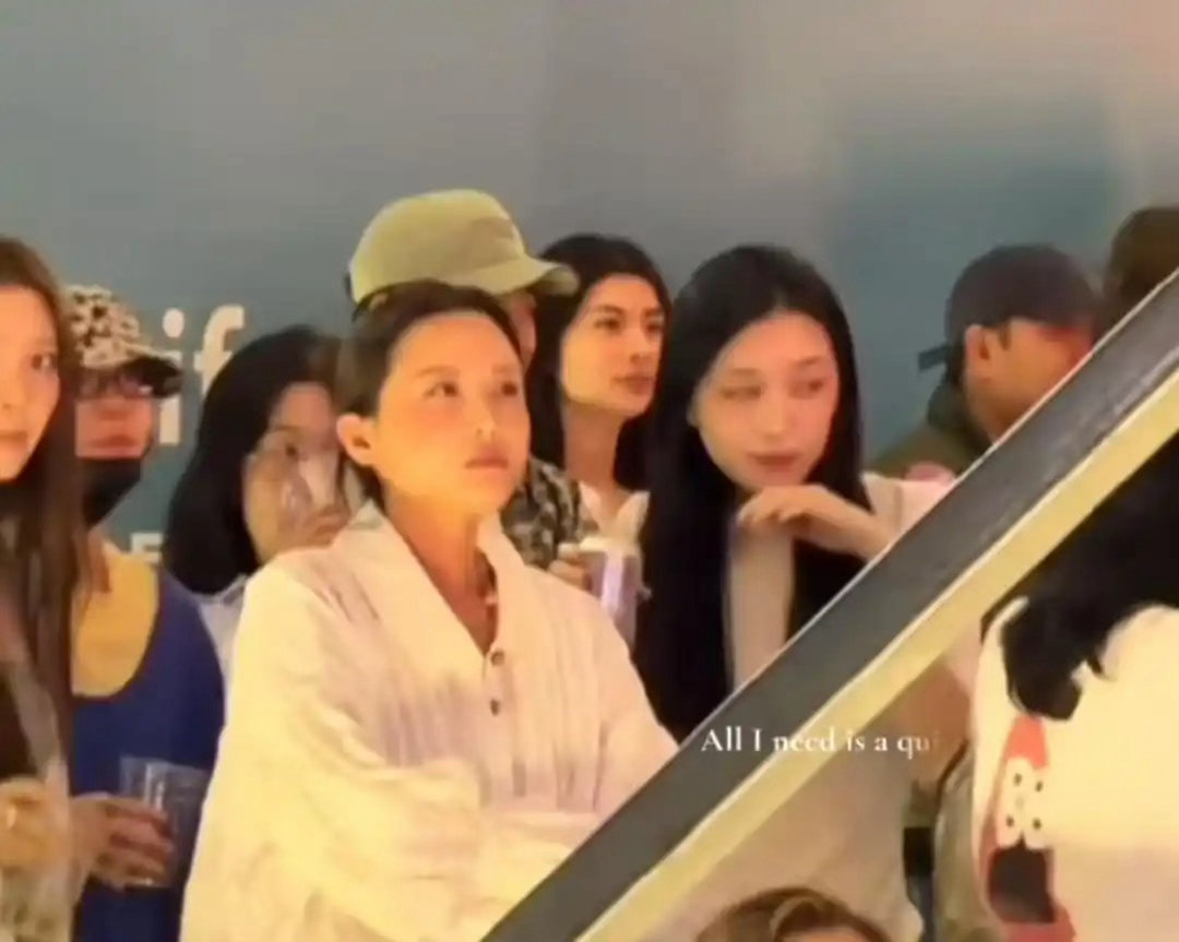 李嫣和窦靖童宋妍霏音乐节同框！长发披肩妆容精巧，简直就是小王菲 ​