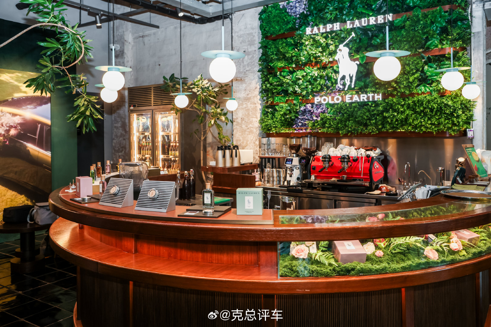 也许所谓「至境」，
从来不是抵达某个远方，
而是在一个寻常的日子里，
突然发现——

生活，正在慢慢盛放。

📍 Fotografiska 上海影像艺术中心
A DAY IN BLOOM
Bring Home Your Bloom.
带走属于你的盛放。

#克总随感##别克##上海影像艺术中心##FREECAR车势# ｜ #克总评车# ​