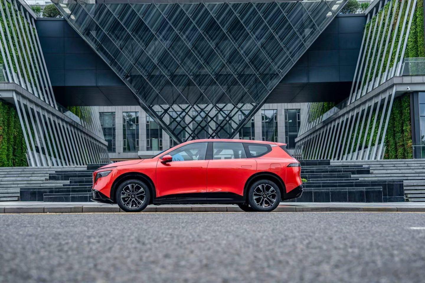 #NX8喜柿橙意遇见上新了故宫##NX8喜柿橙意上新##大大大五座智慧舒享SUV#
去看实车吧，屏幕真还原不出NX8这抹“喜柿”红。
东风日产NX8和《上新了故宫》搞的这个限定色，外观“喜柿”灵感来自古典红墙下秋天成熟的柿子，听着简单但做起来绝不含糊——作为高难度红漆，前前后后调了180版色谱，强光、阴天 ​
