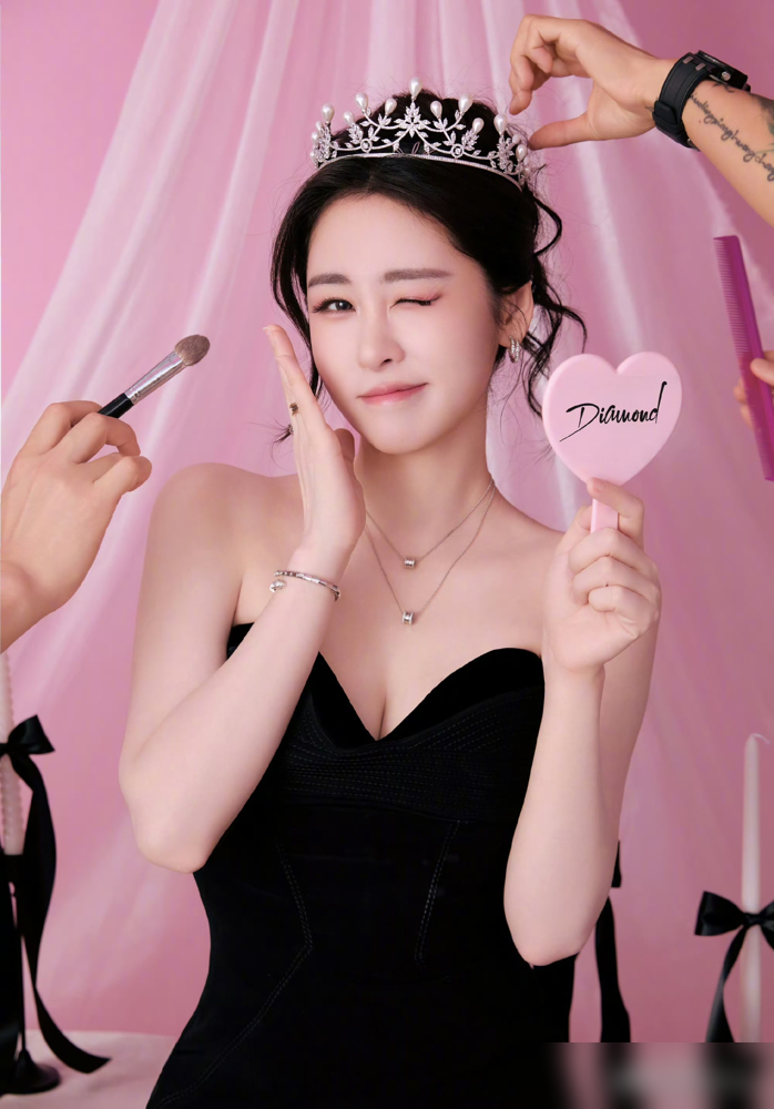 谁把鹿晗饮酒后的视频放出来的？内容里明明都是他开心唱歌的样子！
9月10日张碧晨37岁私人聚会，鹿晗戴帽低调到场坐在角落，被朋友邀请上台，即兴演唱了陶喆的《爱很简单》，副歌部分全场一起唱，气氛非常热烈，散场玩到凌晨1点，只是身形有些摇晃，就是玩得开心喝了一点。
私人聚会的放松状态总被当成公众话题