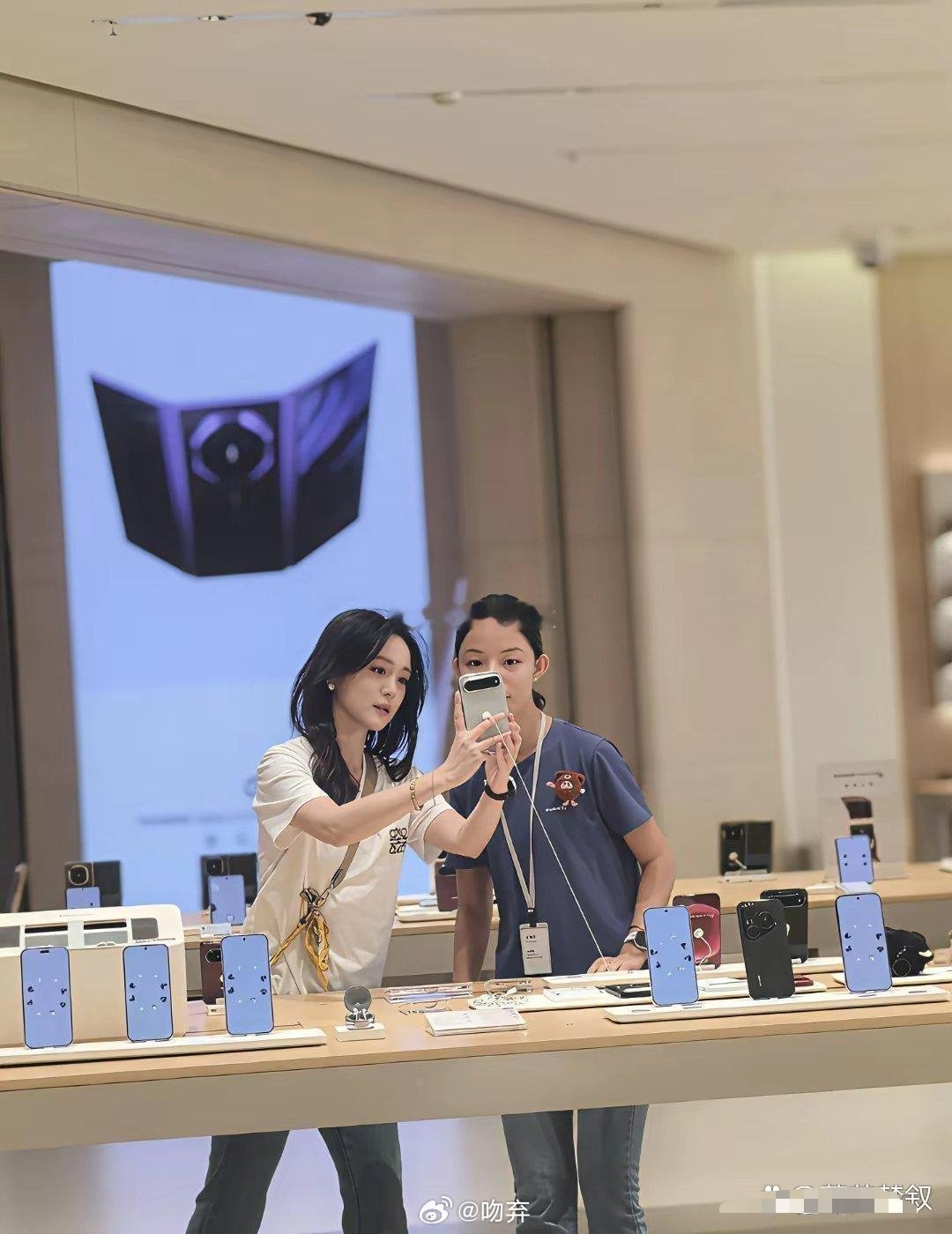 天哪，华为逛一逛竟然遇到了她，真的好美啊！ ​