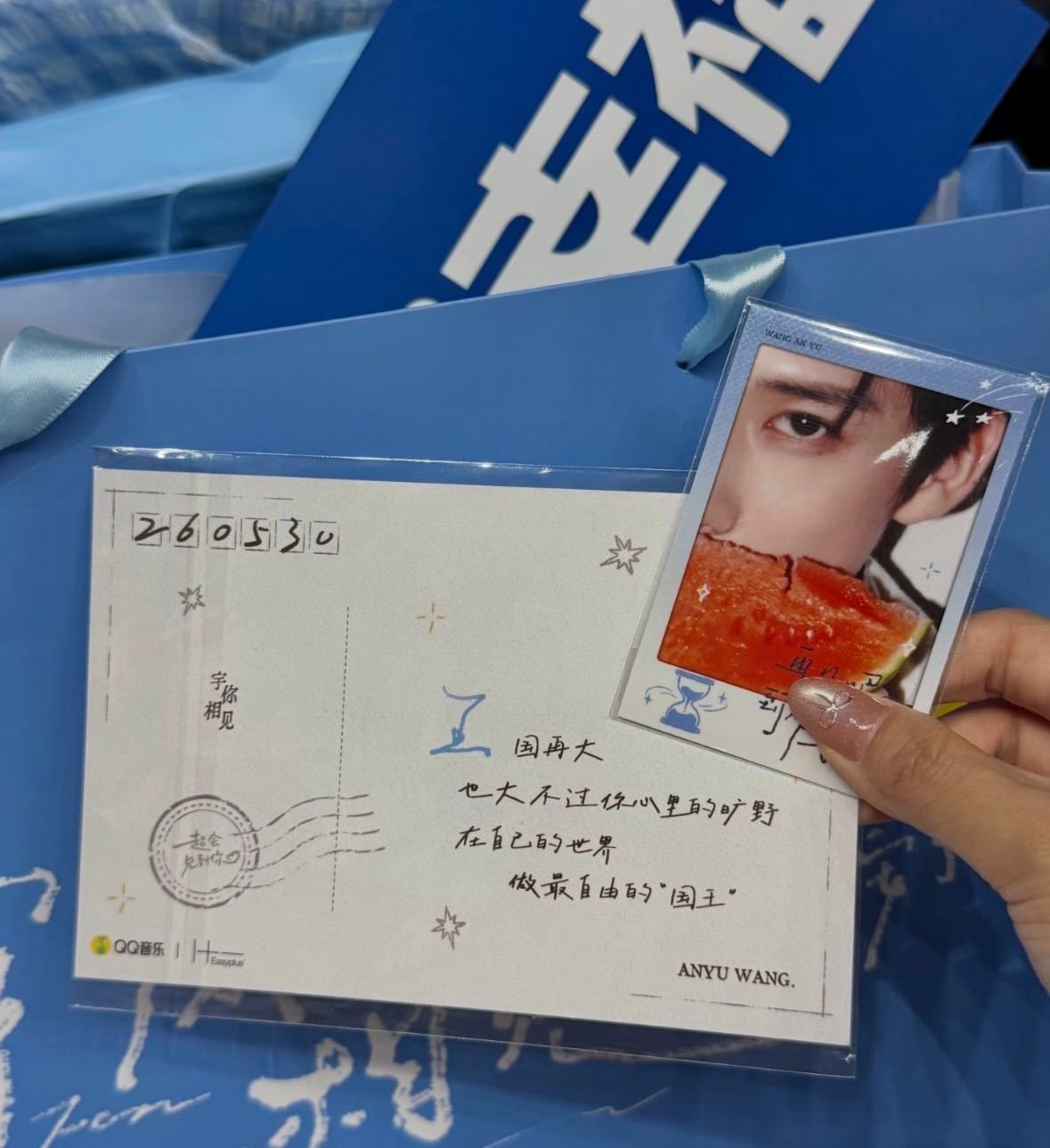 王安宇唱歌跑调能把自己急哭，这泪失禁体质也太真诚了。白绸蒙眼，眼泪把绸...