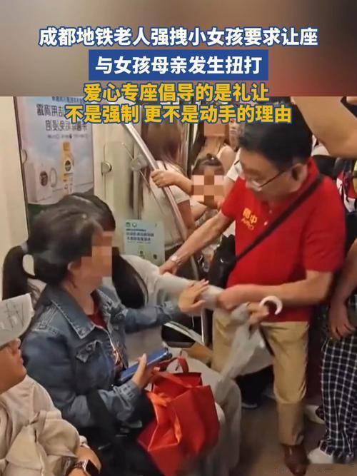 #日常分享[超话]#  
地铁上看见一个小女孩给老人让座，老人笑着夸她懂事。 
女孩害羞地躲在妈妈身后，眼睛却亮晶晶的。 
这样的瞬间让人心里暖暖的。 
#暖心瞬间# ​