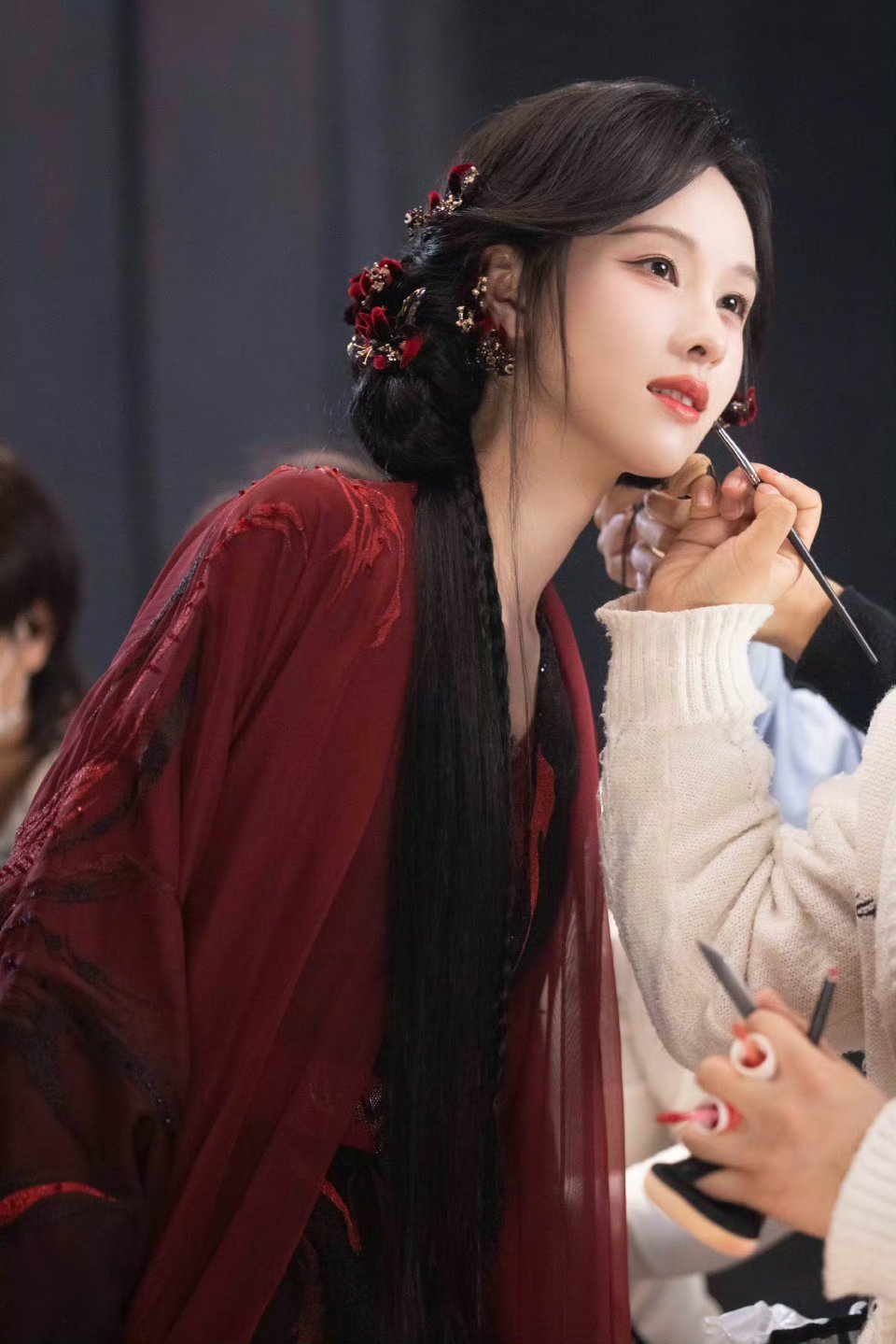 #陈都灵[超话]#💚 #陈都灵白幼薇# 你的眼睛是银河不落星系，你的呼吸仿佛海浪风起。​