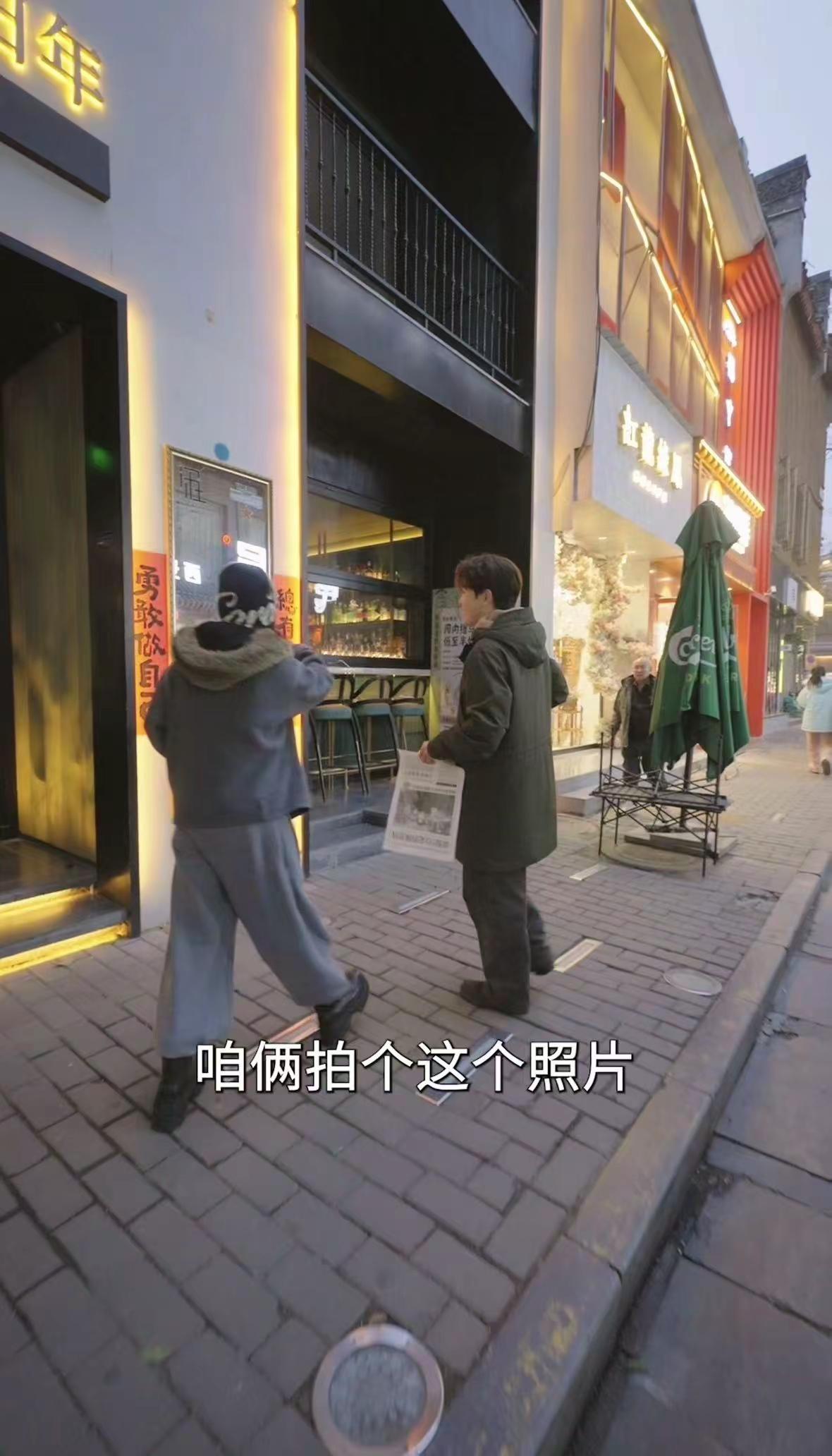 孙坚王霏霏不扫兴的朋友  我和孙坚王霏霏的共同点找到了——看到镜子都喜欢去拍个照留念