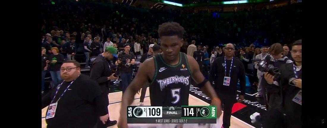 分区半决赛第一个天王山还是来了，末节小狼还是及时醒悟，冲篮下打没有文班...