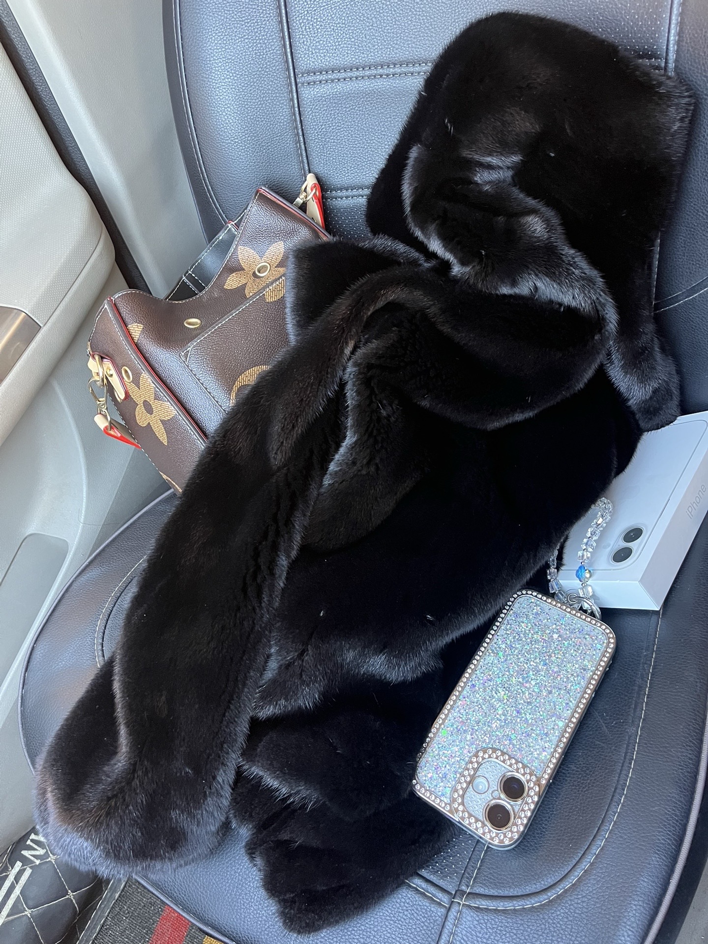 成熟女人四大标志：喝点  买貂  买黄金 听奢香夫人