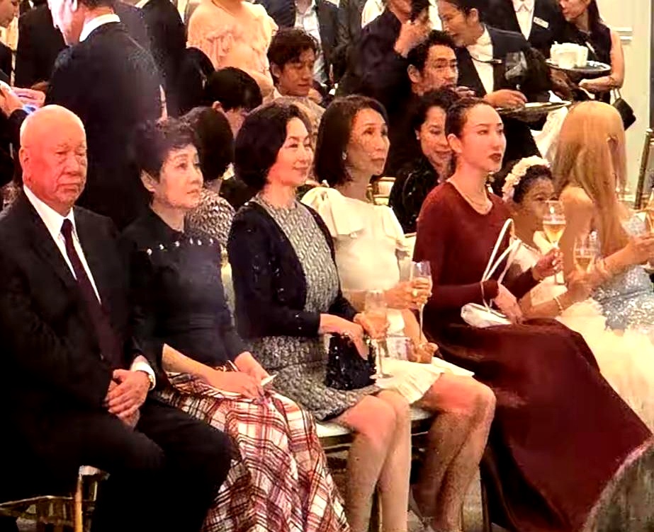 何猷君和奚梦瑶在澳门办答谢宴，何超盈带女儿荷包蛋出席，不到十岁的小孩坐在大人中间，手里居然端着一杯白葡萄酒，像模像样地跟着碰杯庆祝，把不少人看愣了。
 

普通人家里，十岁孩子要是多看一眼酒瓶，大人都得赶紧把杯子挪开，生怕酒精碰坏了脑子。豪门倒好，这种高端酒会直接成了孩子的社交启蒙课堂。
 

不管