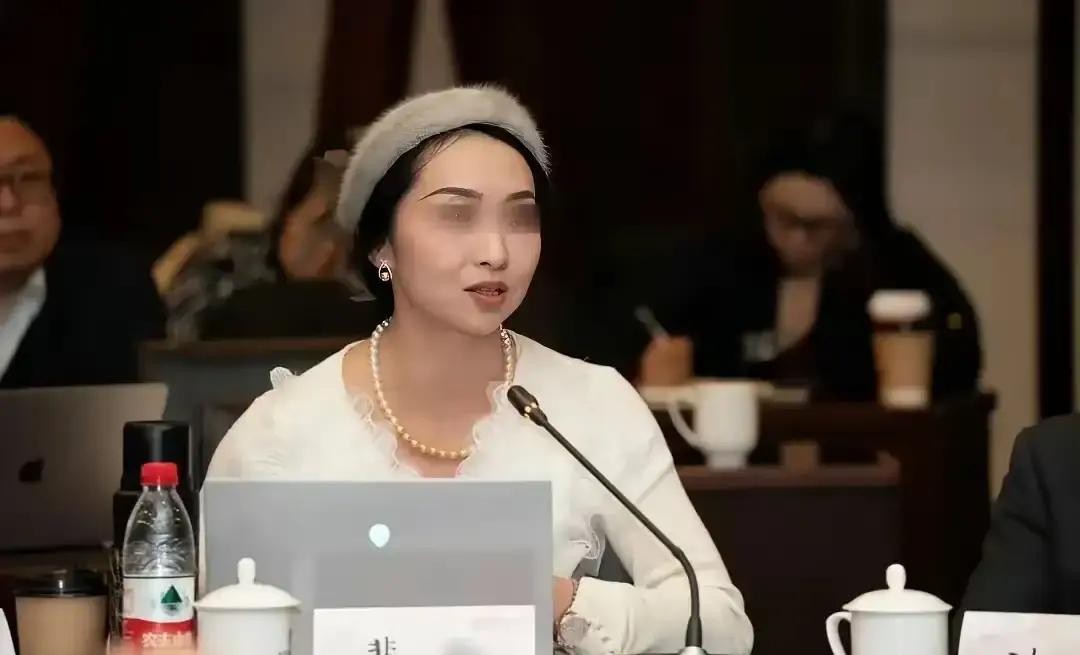王一博为了新电影角色，把滑板练到深夜。

他不是在玩，也不是把这当个爱好。他是真把自己扔进去了，用身体去感受那个角色，用一次次的摔倒去跟角色对话。
这人骨子里就是这股劲，不爱说话，就闷着头去做。他大概觉得，把该吃的苦都吃了，把该练的东西都刻进身体里，角色自然就出来了，不用他说，大家也能看到。